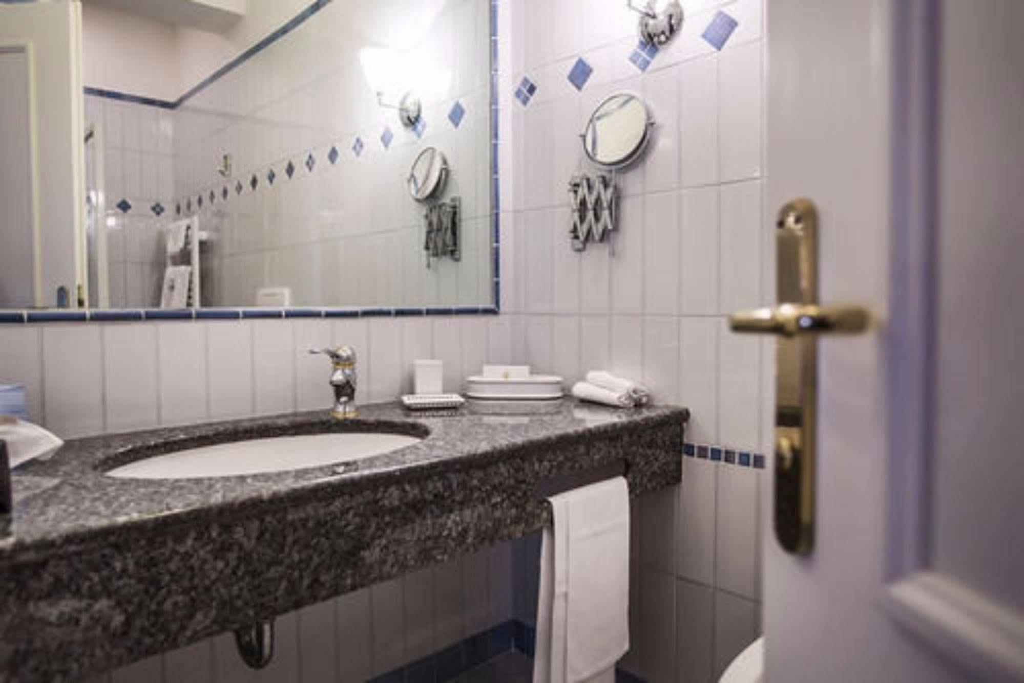 Hotel Regina Adelaide 4*